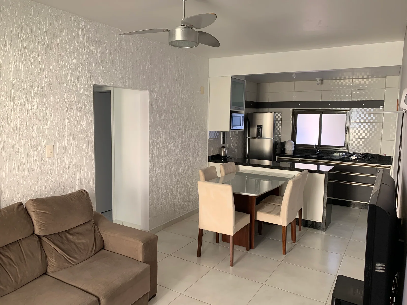 Sala e cozinha de apartamento padrão do Sol Maior