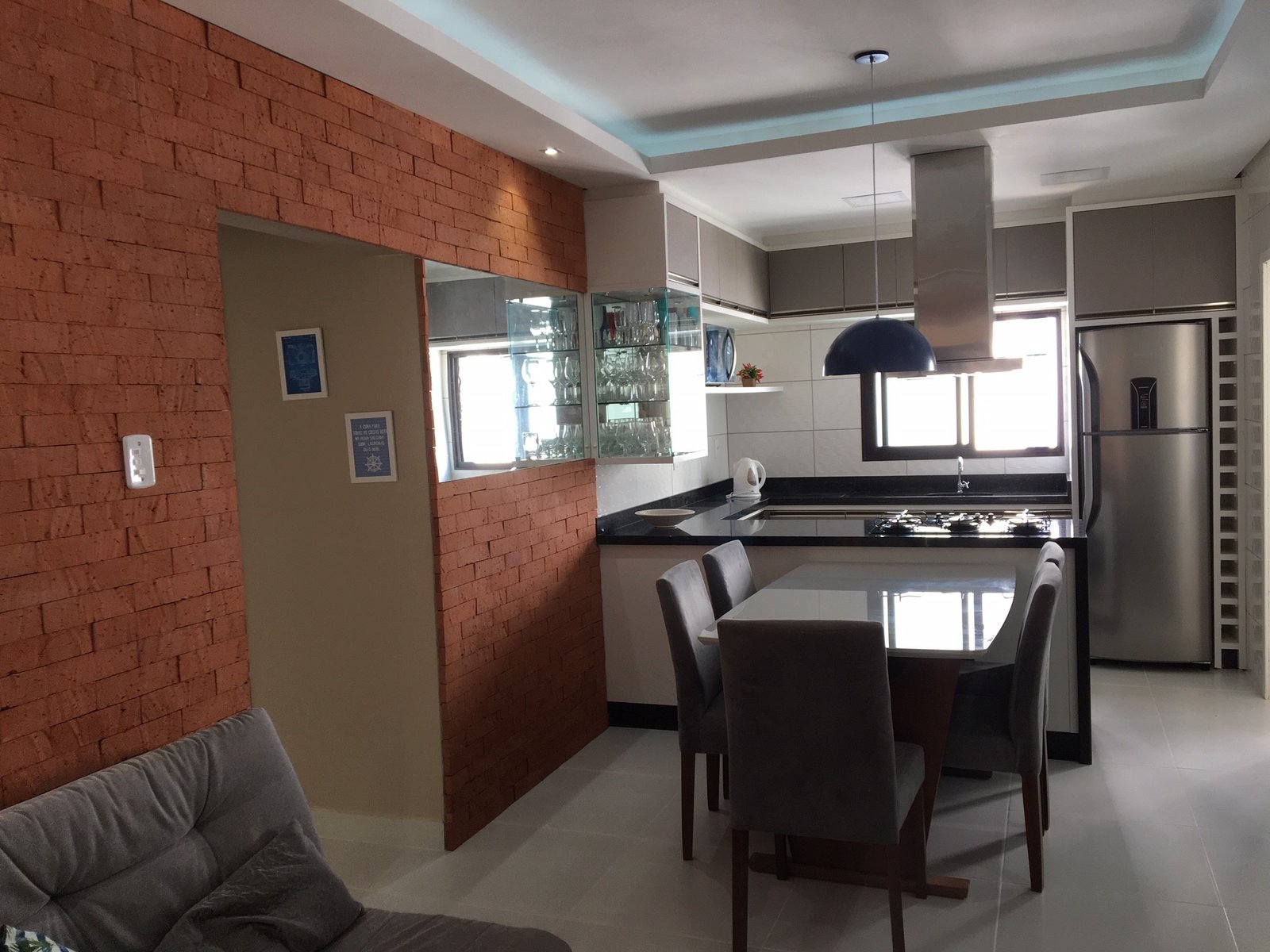 Sala de estar, jantar e cozinha do apartamento padrão 101